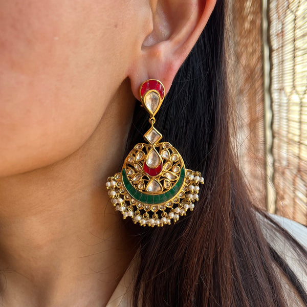 A piece of Mariam Kundan Chandbaali hanging from a model's ear